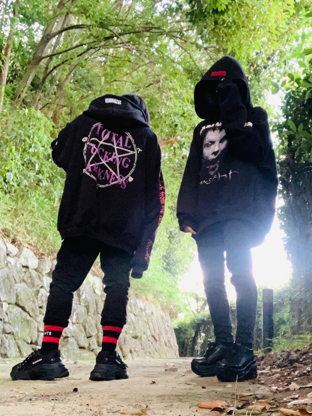 「ヴェトモン、お洒落さんとつながりたい、ブラックコーデ、BALENCIAGA」｜「VETEMENTSのアイテム（パーカー、ブラック系）」を使った、けーやんさん（メンズ・164cm）の夏コーディネートの1枚目の写真