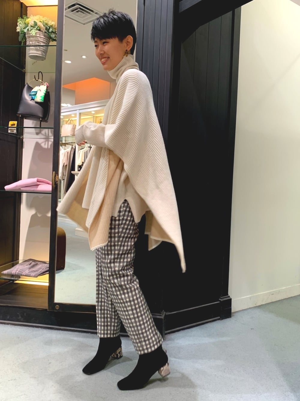 「秋のコーデ、カジュアル、オトナ女子、きれいめカジュアル、冬コーデ、カリテ(qualite)、タートルネック、ショートヘア、パンツスタイル、チェック」｜「qualiteのアイテム（カーディガン/ボレロ、ホワイト系）」を使った、カワモトさん（レディース・165cm）の秋コーディネートの1枚目の写真