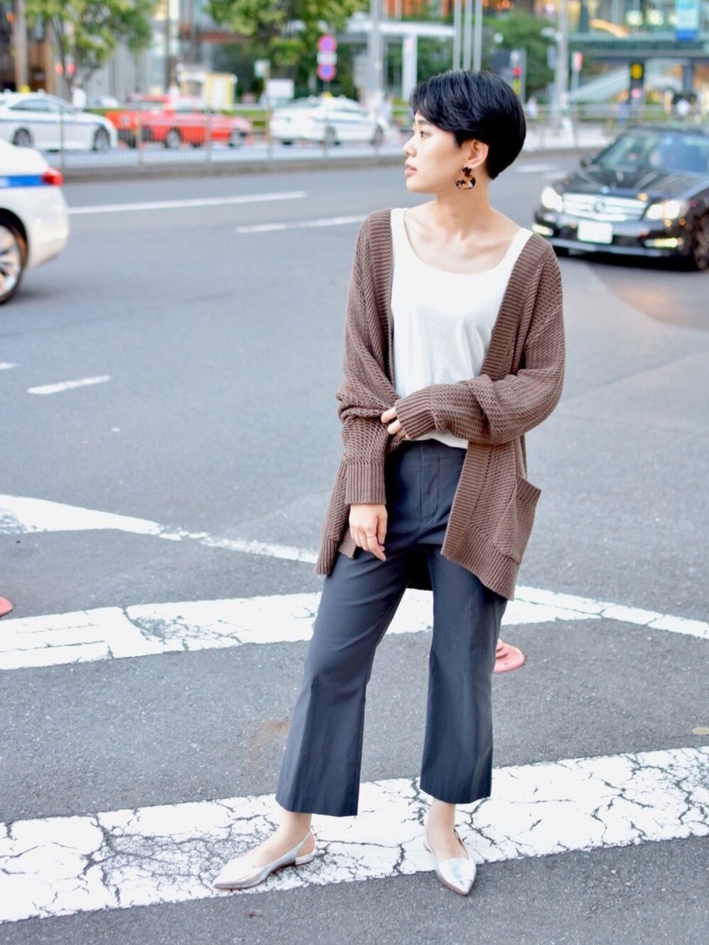 ブラウン系のカーディガン/ボレロ、ブラック系のその他パンツ、シルバー系のパンプスを着用したレディースの夏コーディネートの1枚目の写真