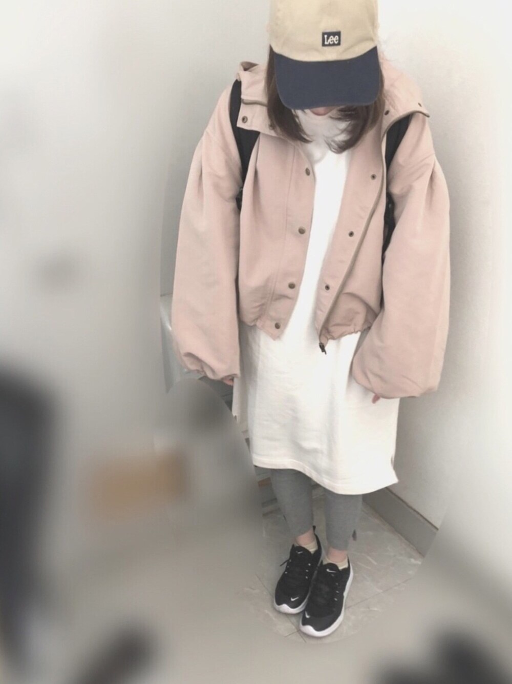 「大学生、カジュアル、レギンス、ワンピース×レギンス、ワンピース、平成最後のWEARISTAセンバツ」｜「apres jourの袖ボリュームマウンテンパーカー【ZOZOTOWN限定アイテム】（マウンテンパーカー、ベージュ系）」を使った、もこもこさん（レディース・149cm）の春コーディネートの1枚目の写真