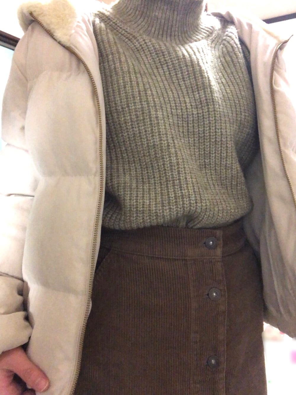 「UNIQLO、ダウン、MAJESTIC LEGON、earth music&ecology、大人ガーリー」｜「UNIQLOのコーデュロイフロントボタンスカート（ハイウエスト・丈標準69～72cm）（スカート、ブラウン系）」を使った、もこもこさん（レディース・149cm）の冬コーディネートの1枚目の写真