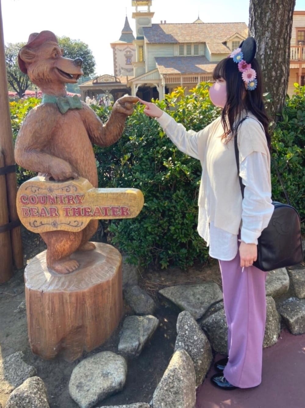 「ディズニー、シミラールック、低身長、earth music&ecology、パンツスタイル、ビットローファー、カジュアル、春コーデ、大学生」｜「earth music&ecologyのすきな丈バンブーブレンドニットベスト（ショート） ＊（ベスト、その他）」を使った、もこもこさん（レディース・149cm）の冬コーディネートの1枚目の写真