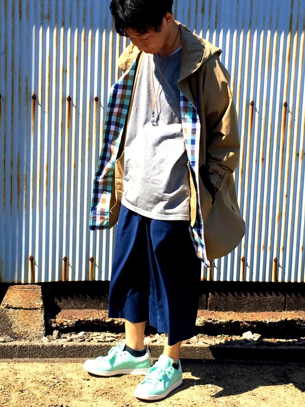 「春コーデ、ビッグシルエット、春コート、FRAPBOIS、mercibeaucoup,、Paul Smith、adidas originals、スニーカー、パステルカラー、休日スタイル」｜「mercibeaucoup,のＢ：草木染メルティー（Ｓ）（Tシャツ/カットソー、グリーン系）」を使った、◎みつ◎さん（メンズ・169cm）の春コーディネートの1枚目の写真