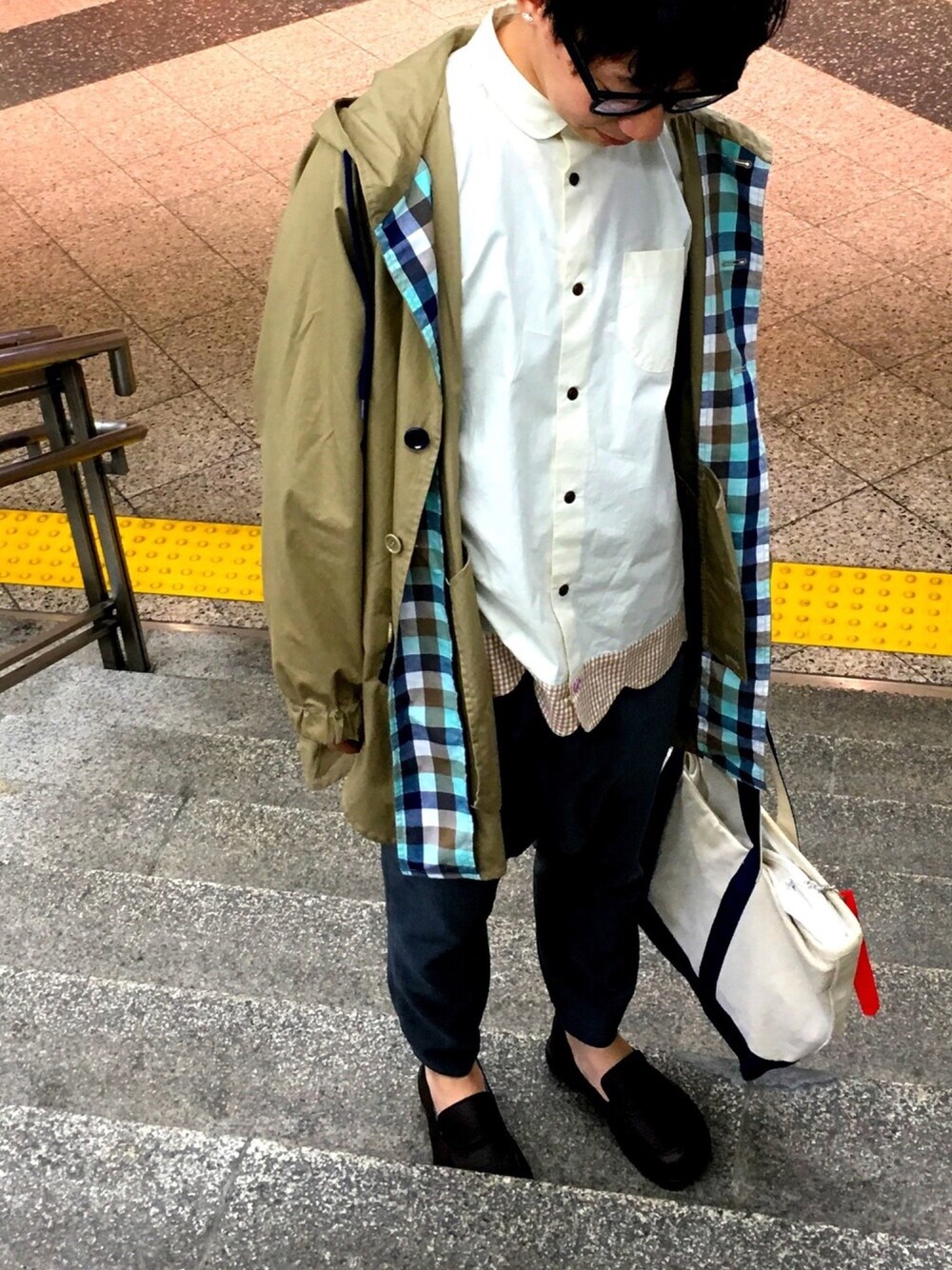「FRAPBOIS、FRAPBOIS half、UNIQLO、Re:getA、サルエルパンツ、春コーデ、ダテメガネ、茶色」｜「FRAPBOIS halfのパーラーシャツ（シャツ/ブラウス、ベージュ系）」を使った、◎みつ◎さん（メンズ・169cm）の春コーディネートの1枚目の写真