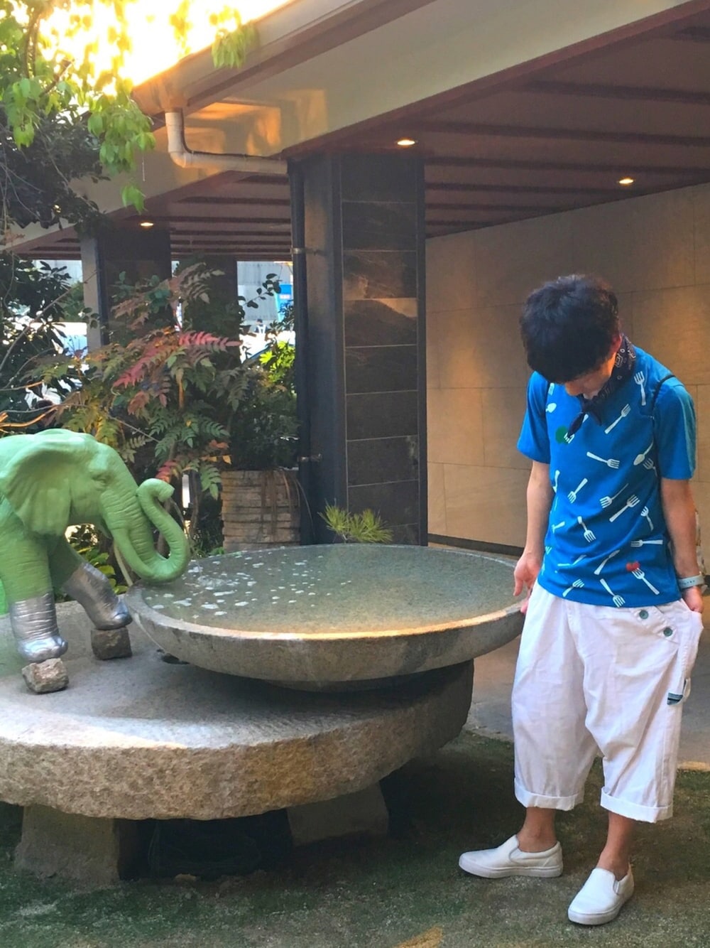 「FRAPBOIS、no brand、UNIQLO、Apple Watch、青、ワイドパンツ、白パンツ、バンダナ、Tシャツ、スリッポン」｜「FRAPBOISのフォークスT（Tシャツ/カットソー、ブルー系）」を使った、◎みつ◎さん（メンズ・169cm）の春コーディネートの1枚目の写真