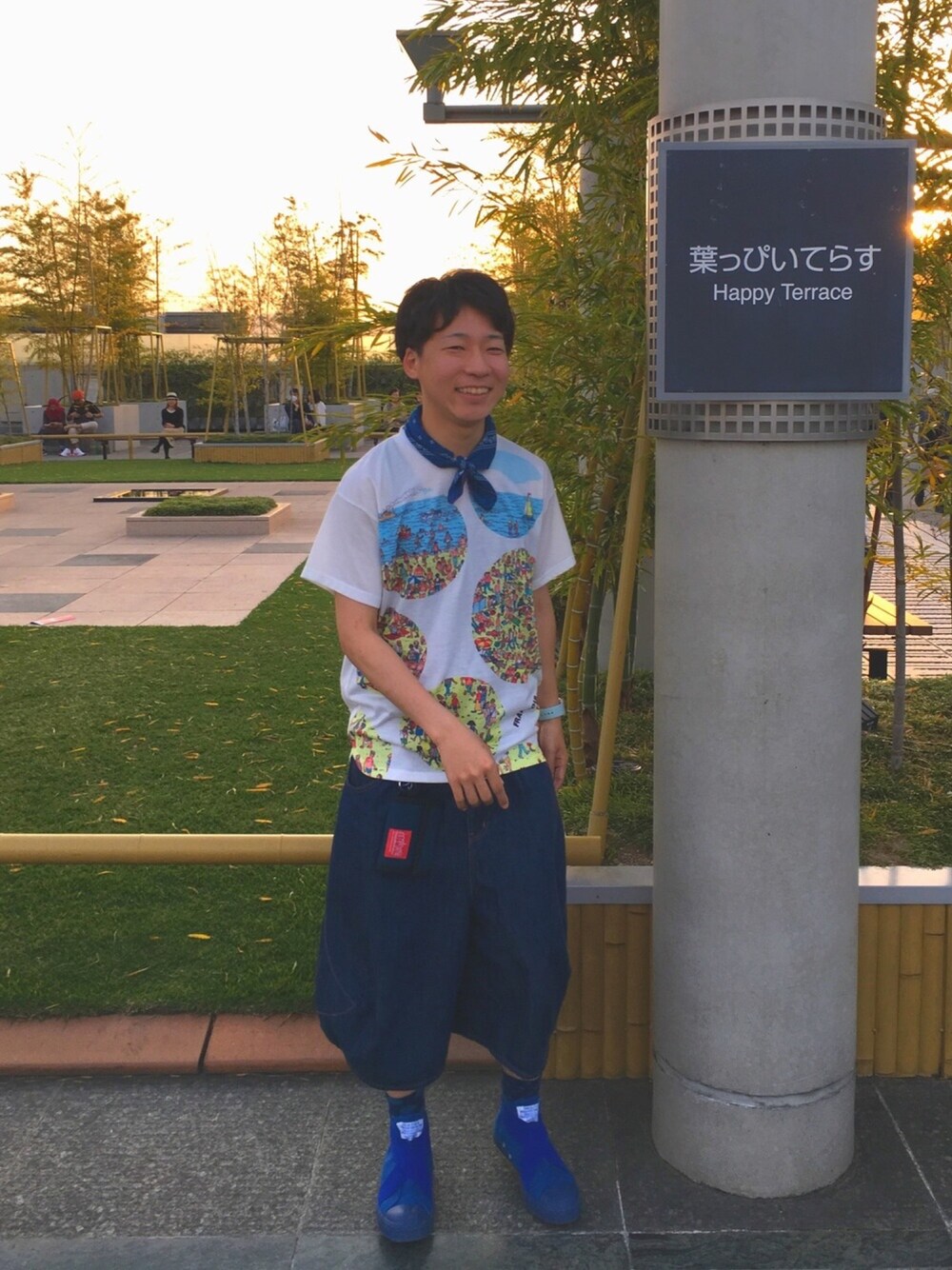 ホワイト系のTシャツ/カットソー、ブルー系のデニムパンツ、ブルー系のスニーカーを着用したメンズの春コーディネートの1枚目の写真