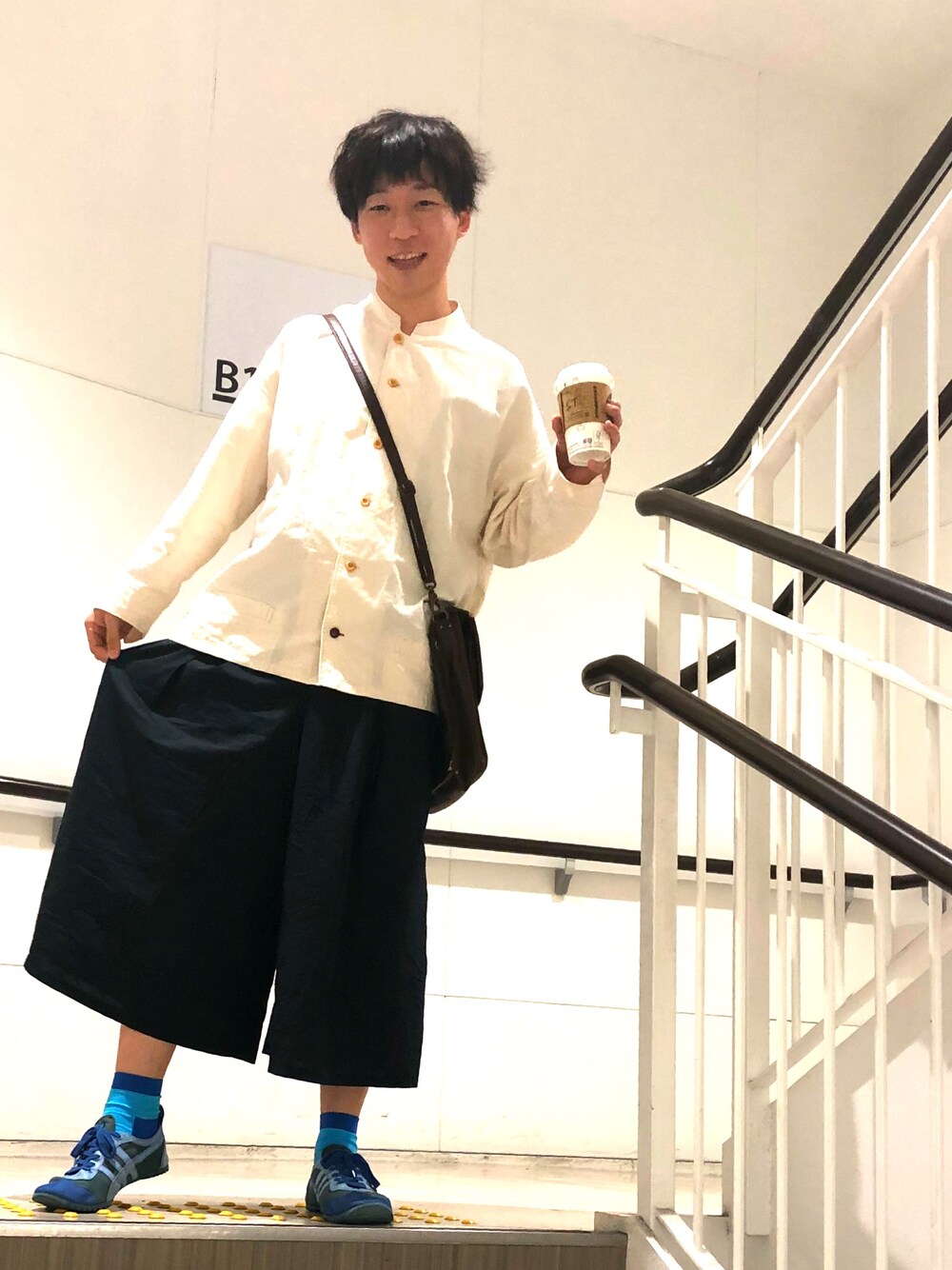 「FRAPBOIS、FRAPBOIS half、HARE、diddlediddle、差し色、ワイドパンツ、春コーデ、シンプル、スニーカー、カジュアル」｜「FRAPBOISのルーラルシャツ（シャツ/ブラウス、ホワイト系）」を使った、◎みつ◎さん（メンズ・169cm）の春コーディネートの1枚目の写真