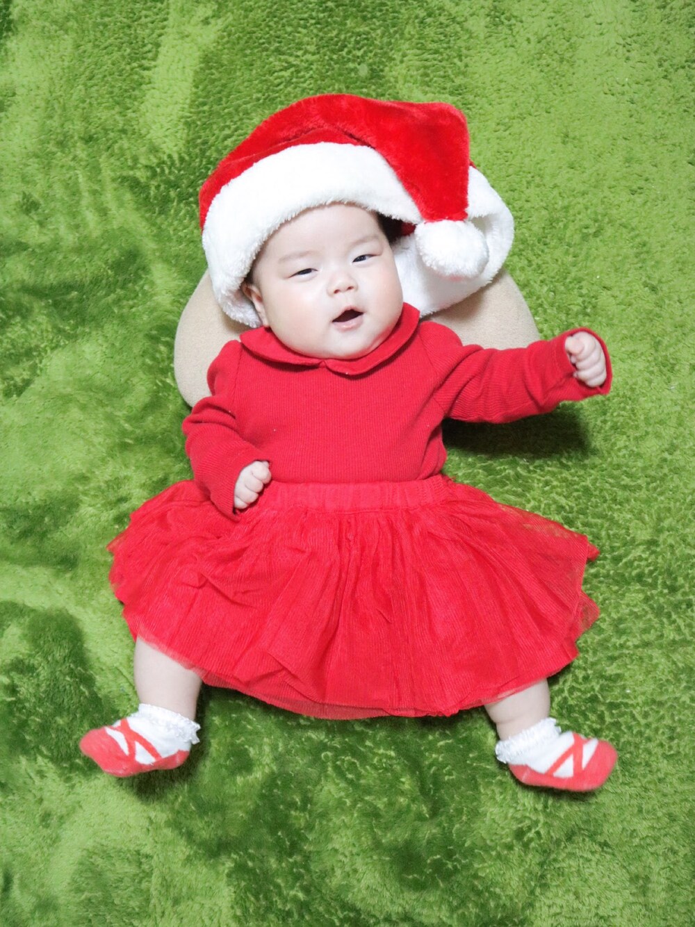 「babygap、メルカリ、クリスマス、Xmas、生後2ヶ月、生後76日、ベビーコーデ、キッズコーデ、女の子、おんなのこ」｜「babyGAPのアイテム（肌着、レッド系）」を使った、ぶうさん（キッズ・80cm）の夏コーディネートの1枚目の写真