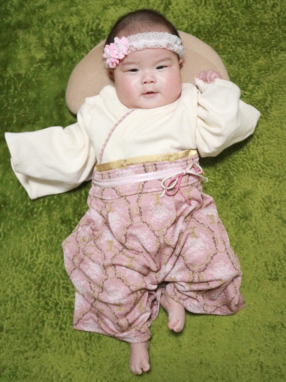 「生後3ヶ月、生後100日、袴、袴ロンパース、Sweet Mommy、ベビーコーデ、キッズコーデ、おんなのこ、女の子」｜「貰い物のアイテム（ヘアバンド、ピンク系）」を使った、ぶうさん（キッズ・80cm）の夏コーディネートの1枚目の写真