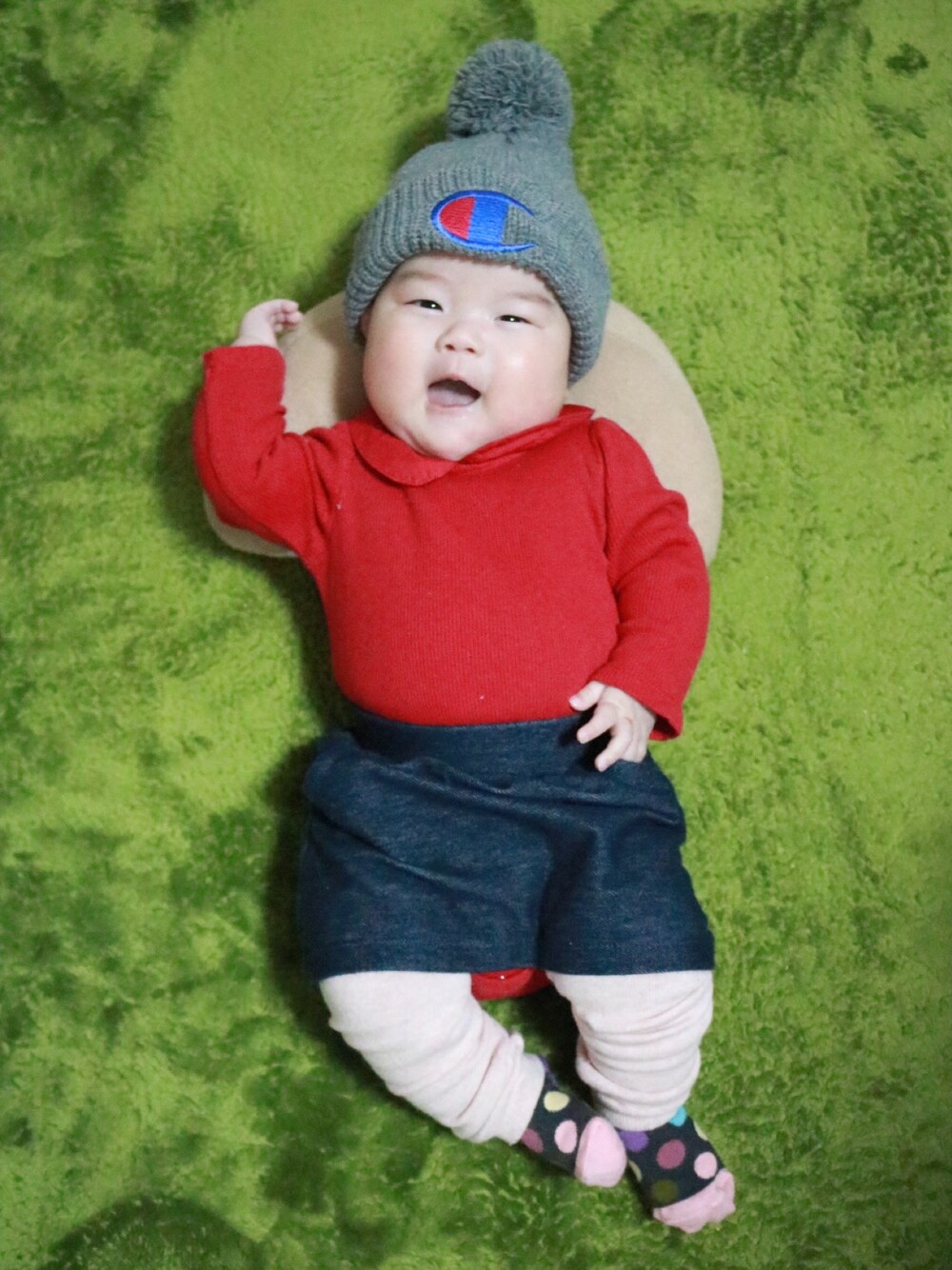 「生後3ヶ月、生後112日、Champion、babygap、old navy、happy socks、ベビーコーデ、キッズコーデ、女の子、おんなのこ」｜「Championのアイテム（ニットキャップ/ビーニー、グレー系）」を使った、ぶうさん（キッズ・80cm）の夏コーディネートの1枚目の写真