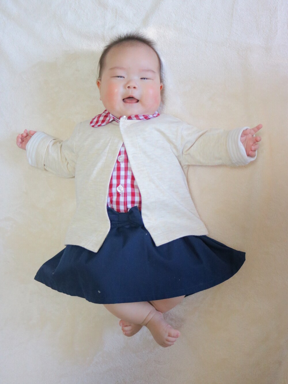 「しまむら、UNIQLO、ユニクロ、生後3ヶ月、生後145日、ベビーコーデ、キッズコーデ、キッズファッション、女の子、おんなのこ」｜「UNIQLOのガーゼカーディガン＋（その他ベビー用品、ベージュ系）」を使った、ぶうさん（キッズ・80cm）の夏コーディネートの1枚目の写真