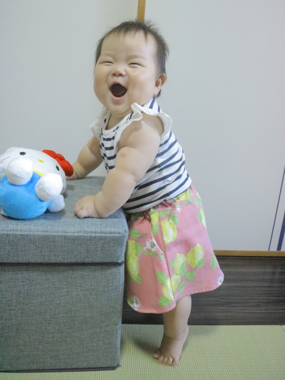 「生後８ヶ月、生後264日、babygap、GAP、ベビーコーデ、キッズコーデ、キッズファッション、女の子、おんなのこ」｜「GAPのGap アイレットフラッタースリーブ ボディスーツ（ロンパース、ホワイト系）」を使った、ぶうさん（キッズ・80cm）の夏コーディネートの1枚目の写真