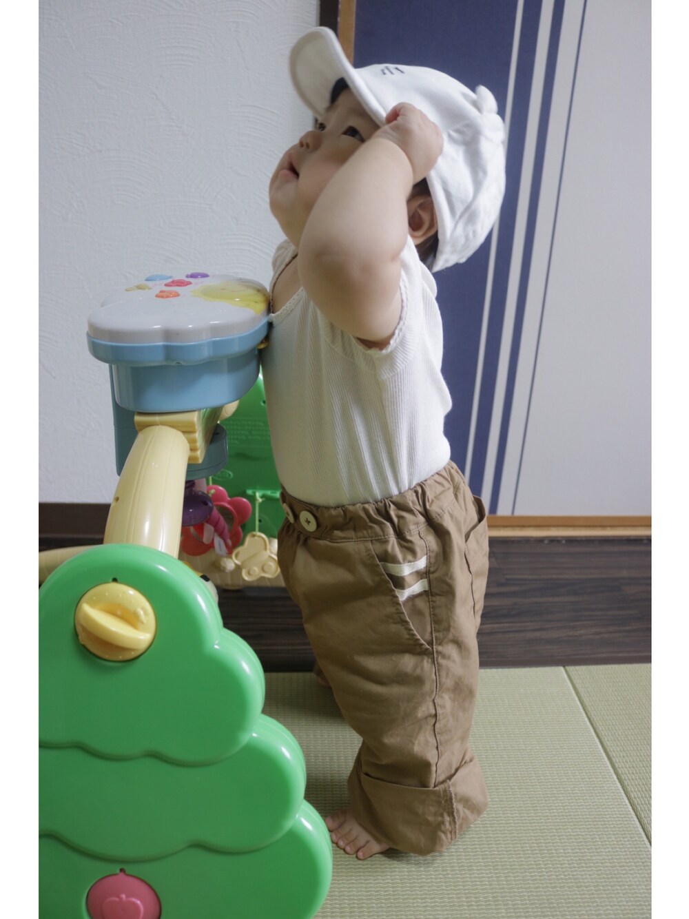 「生後9ヶ月、生後291日、ベビーコーデ、キッズコーデ、キッズファッション、女の子、petit main、babygap、GAP、こどもビームス」｜「petit mainのネコディテールキャップ（キャップ、ホワイト系）」を使った、ぶうさん（キッズ・70cm）の夏コーディネートの1枚目の写真