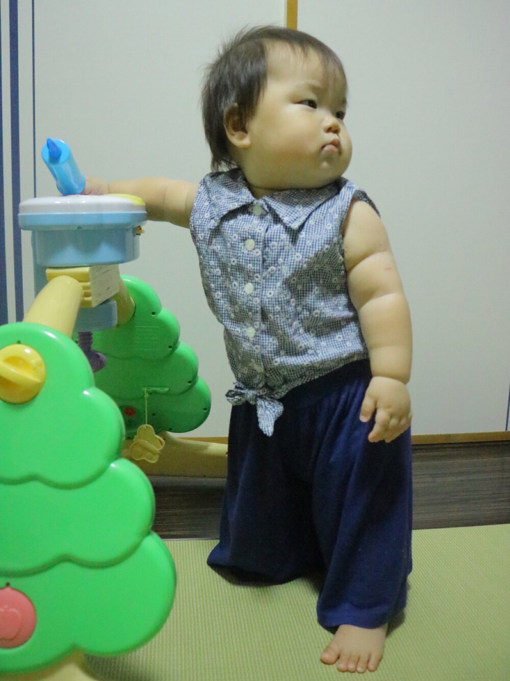 「しまむら、生後10ヶ月、ベビーコーデ、キッズコーデ、キッズファッション、女の子、おんなのこ」｜「お下がりのアイテム（シャツ/ブラウス、ブルー系）」を使った、ぶうさん（キッズ・70cm）の夏コーディネートの1枚目の写真