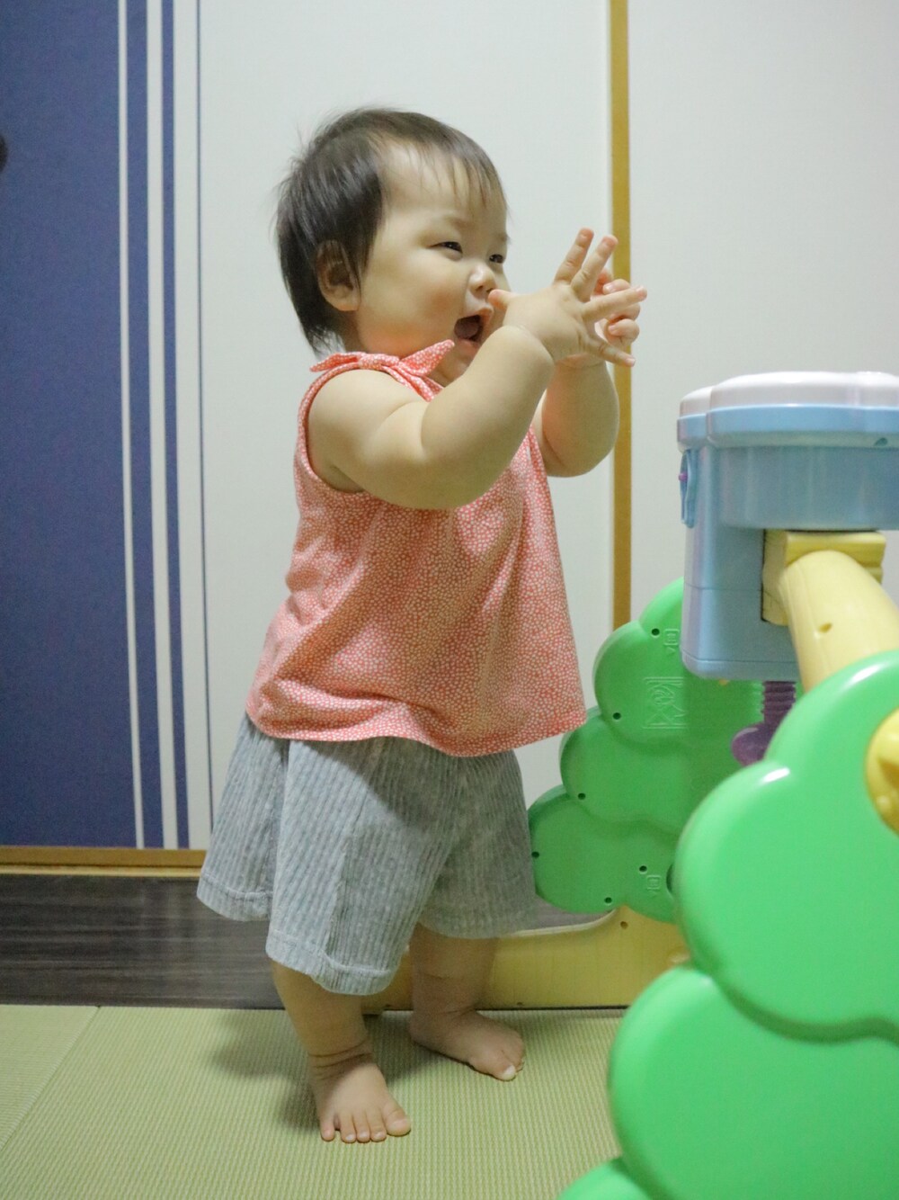 「H&M、キッズファッション、キッズコーデ、ベビーコーデ、女の子、おんなのこ、生後10ヶ月」｜「H&Mのアイテム（Tシャツ/カットソー、レッド系）」を使った、ぶうさん（キッズ・70cm）の秋コーディネートの1枚目の写真
