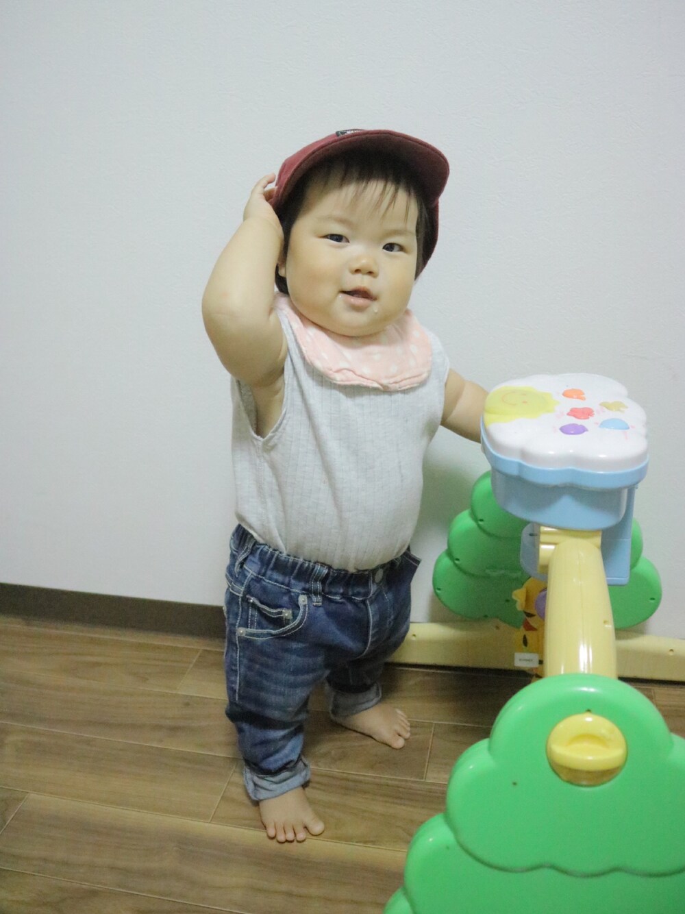 「生後10ヶ月、キッズコーデ、キッズファッション、ベビーコーデ、女の子、おんなのこ、GROBAL WORK、quoti use fith、デニムパンツ」｜「?のアイテム（キャップ、レッド系）」を使った、ぶうさん（キッズ・70cm）の秋コーディネートの1枚目の写真