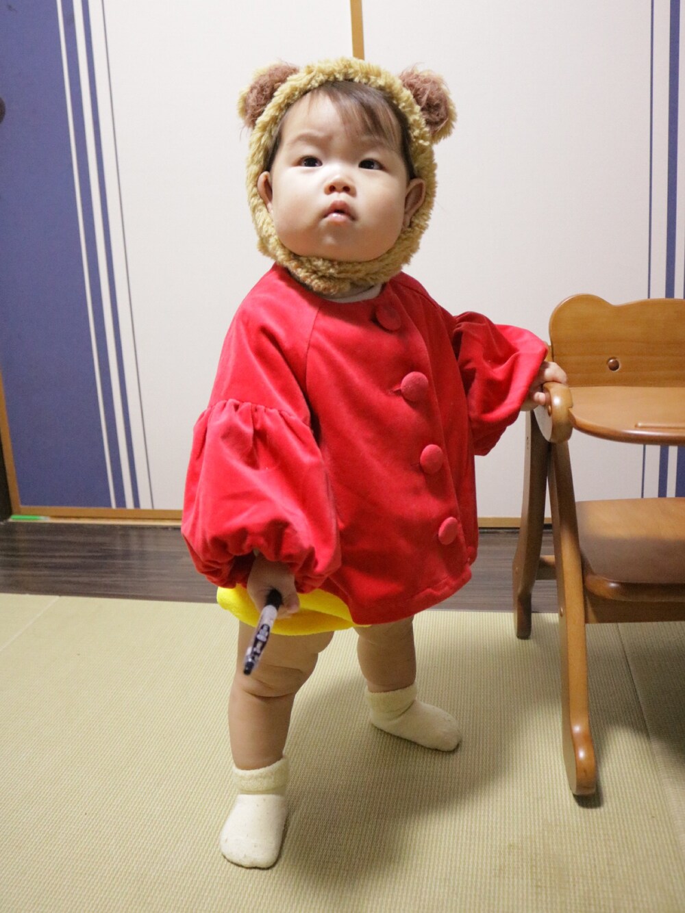「キッズファッション、キッズコーデ、1歳、ハロウィン、コスプレ、apreslescours、女の子、おんなのこ」｜「apres les coursのライオン＆プードルベビー耳あて帽子（ニットキャップ/ビーニー、ブラウン系）」を使った、ぶうさん（キッズ・70cm）の秋コーディネートの1枚目の写真