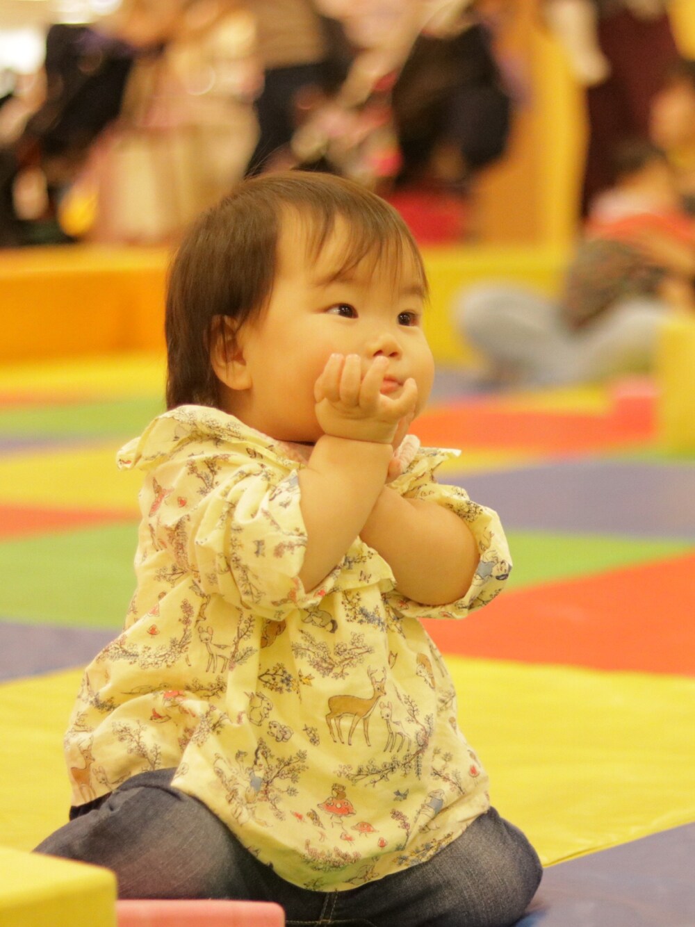 「キッズコーデ、キッズファッション、おんなのこ、女の子、1歳、GAP、babygap、GAPkids、白雪姫」｜「GAPのBabygap | Disney Baby Snow White And The Seven Dwarfs フリルトップス（Tシャツ/カットソー、イエロー系）」を使った、ぶうさん（キッズ・70cm）の秋コーディネートの1枚目の写真