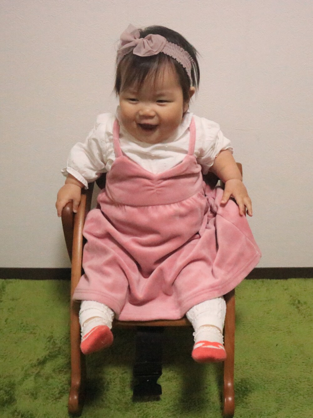 「apreslescours、BREEZE、UNIQLO、1歳、キッズコーデ、キッズファッション、女の子、おんなのこ」｜「apres les coursのフリル衿ブラウス（シャツ/ブラウス、ホワイト系）」を使った、ぶうさん（キッズ・70cm）の秋コーディネートの1枚目の写真