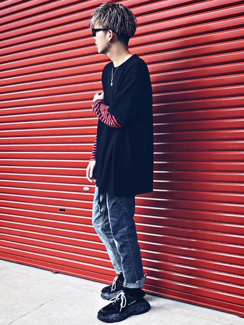 「BornxRaised、H&M、ボーダー、レイヤードスタイル、Nens、カットオフデニム、BALENCIAGA、triples、トリプルS、黒スニーカー」｜「BALENCIAGAのアイテム（スニーカー、ブラック系）」を使った、KAIさん（メンズ・179cm）の冬コーディネートの1枚目の写真