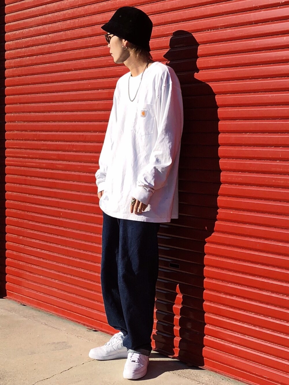 「supreme、LACOSTE、バケットハット、carhartt、ロンT、福岡、美容師、airforce1、白スニーカー、シンプルコーデ」｜「supreme×lacosteのアイテム（ハット、ブラック系）」を使った、KAIさん（メンズ・179cm）の秋コーディネートの1枚目の写真