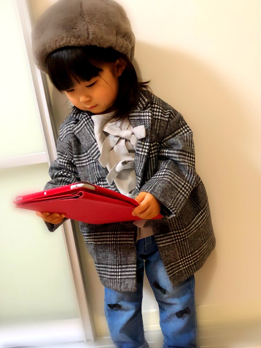 「プティグラ17秋冬、プティマイン(petit main)、プティマイン、冬コーデ、2歳、おしゃれさんと繋がりたい、キッズコーデ、キッズファッション、kids、kidsfashion」｜「petit mainのファー帽子（ハンチング/ベレー帽、ブラウン系）」を使った、aisukeさん（キッズ・80cm）の秋コーディネートの1枚目の写真
