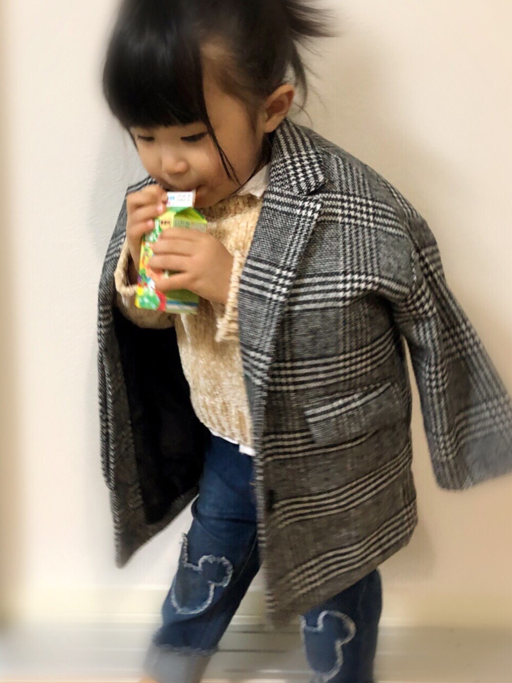 「プティグラ17秋冬、プティマイン、プティマイン(petit main)、キッズコーデ、キッズファッション、kids、kidsfashion、2歳、おしゃれさんと繋がりたい」｜「petit mainのチェスターコート（チェスターコート、グレー系）」を使った、aisukeさん（キッズ・80cm）の秋コーディネートの1枚目の写真
