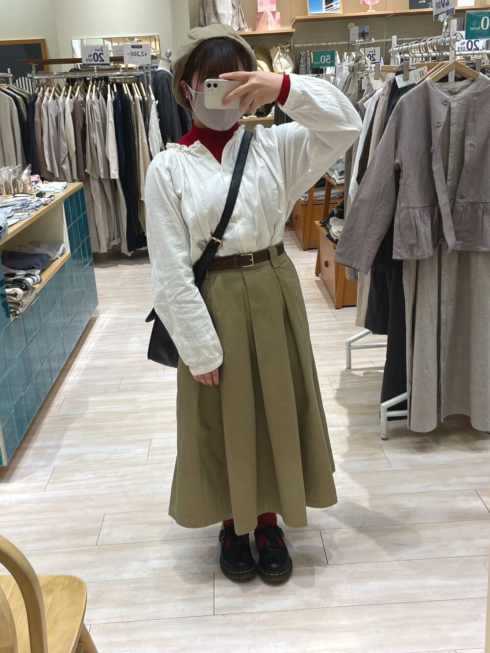 「休日スタイル、カジュアルコーデ、春コーデ、シンプルコーデ、プチプチコーデ、ニコアンド、WEGO、チノスカート」｜「WEGOのWEGO/チノプリーツフレアロングスカート（スカート、ベージュ系）」を使った、minoさん（レディース・145cm）の春コーディネートの1枚目の写真