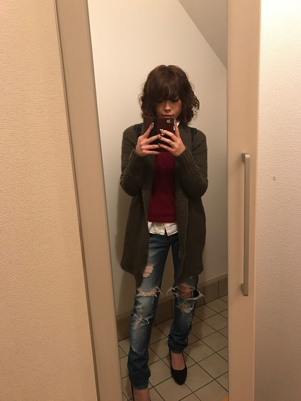 「大人カジュアル、カーキ、シャツ×ニット、ダメージデニムパンツ、ニットカーディガン」｜「Right-onの【BACK NUMBER】オックスレギュラーシャツ（シャツ/ブラウス、ホワイト系）」を使った、Y.Wさん（レディース・162cm）の冬コーディネートの1枚目の写真