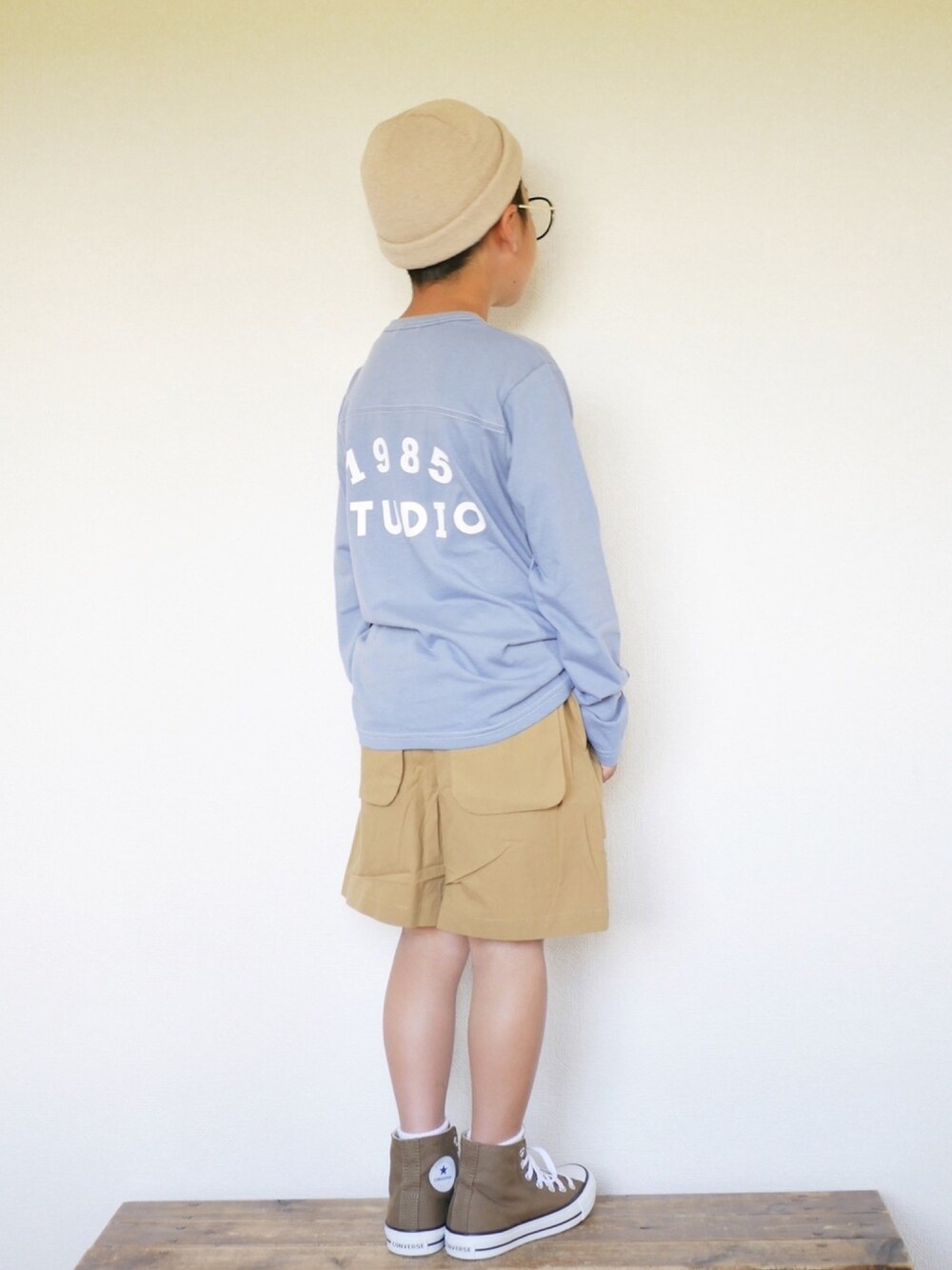 グレー系のTシャツ/カットソー、ベージュ系のその他パンツ、ブラウン系のスニーカーを着用したキッズの夏コーディネートの1枚目の写真