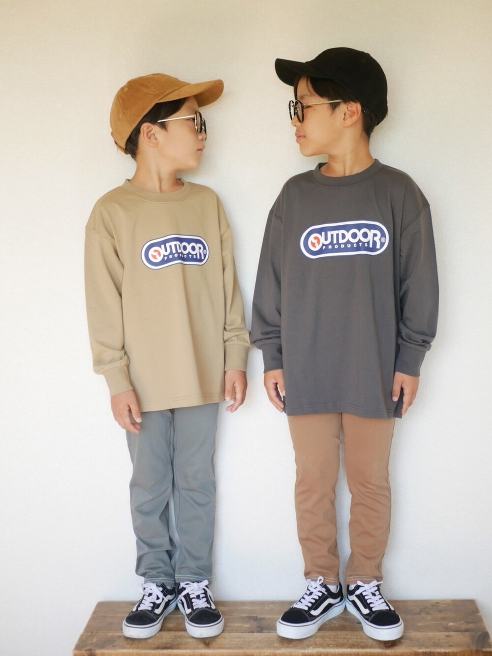 「秋のマイ旬スタイル、ロンT、ロゴT、OUTDOOR PRODUCTS、b.Room、ビールーム、レギンス、レギパン、VANS、兄弟コーディネート」｜「b・ROOMの【OUTDOOR PRODUCTS】ビッグロゴプリントTシャツ（Tシャツ/カットソー、グレー系）」を使った、skskさん（キッズ・127cm）の秋コーディネートの1枚目の写真