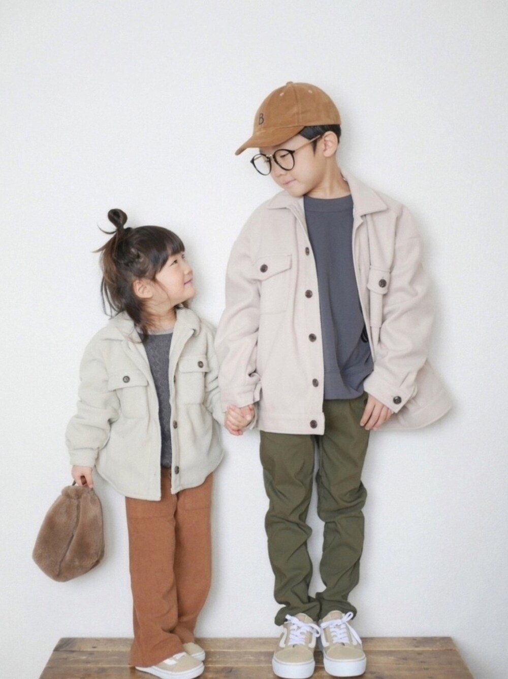 「キャップ、CPOジャケット、スウェット、ケーブル編み、コーデュロイパンツ、カーキパンツ、ファー小物、VANS、＆yam、リンクコーデ」｜「＆yamのフリースCPO（その他アウター、ホワイト系）」を使った、skskさん（キッズ・125cm）の冬コーディネートの1枚目の写真