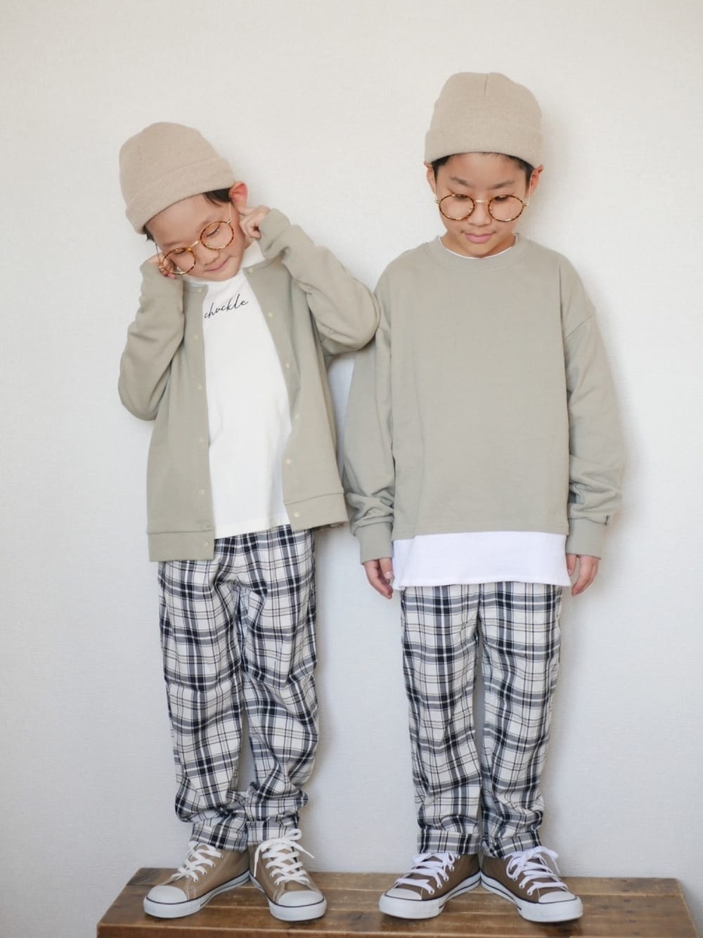 グリーン系のTシャツ/カットソー、グリーン系のカーディガン/ボレロ、ベージュ系のパンツを着用したキッズの春コーディネートの1枚目の写真