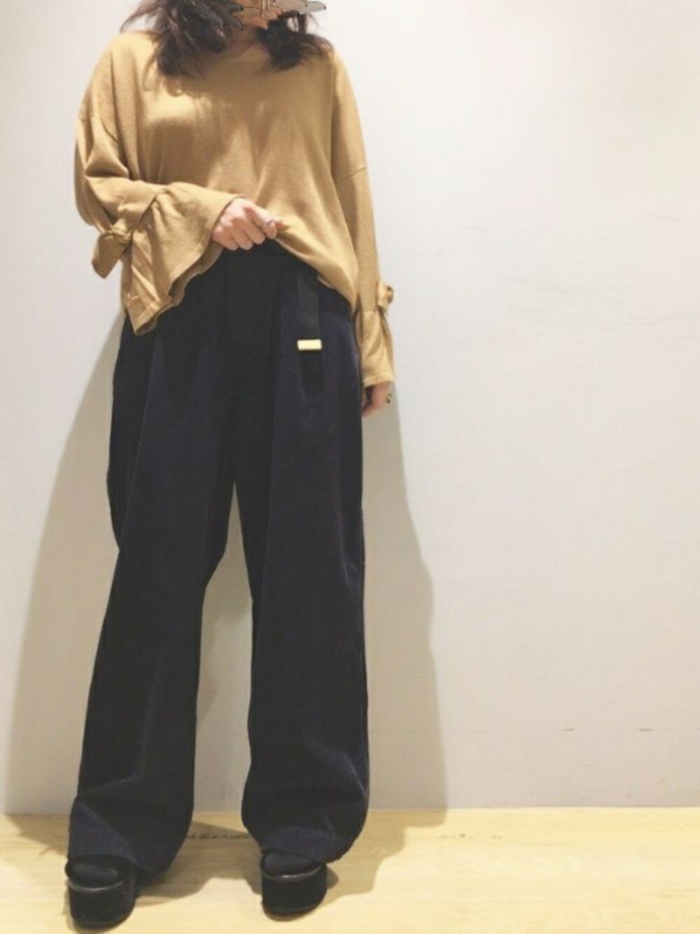 「秋コーデ、カジュアル、大人カジュアル、オトナ女子、サンダル、ワイドパンツ、コーデュロイ、ガチャベルト、ラクチンコーデ、ニット」｜「earth music&ecologyのUSA COTTONコーデュロイパンツ(タックワイド)（その他パンツ、ブルー系）」を使った、__im_mu__さん（レディース・146cm）の秋コーディネートの1枚目の写真
