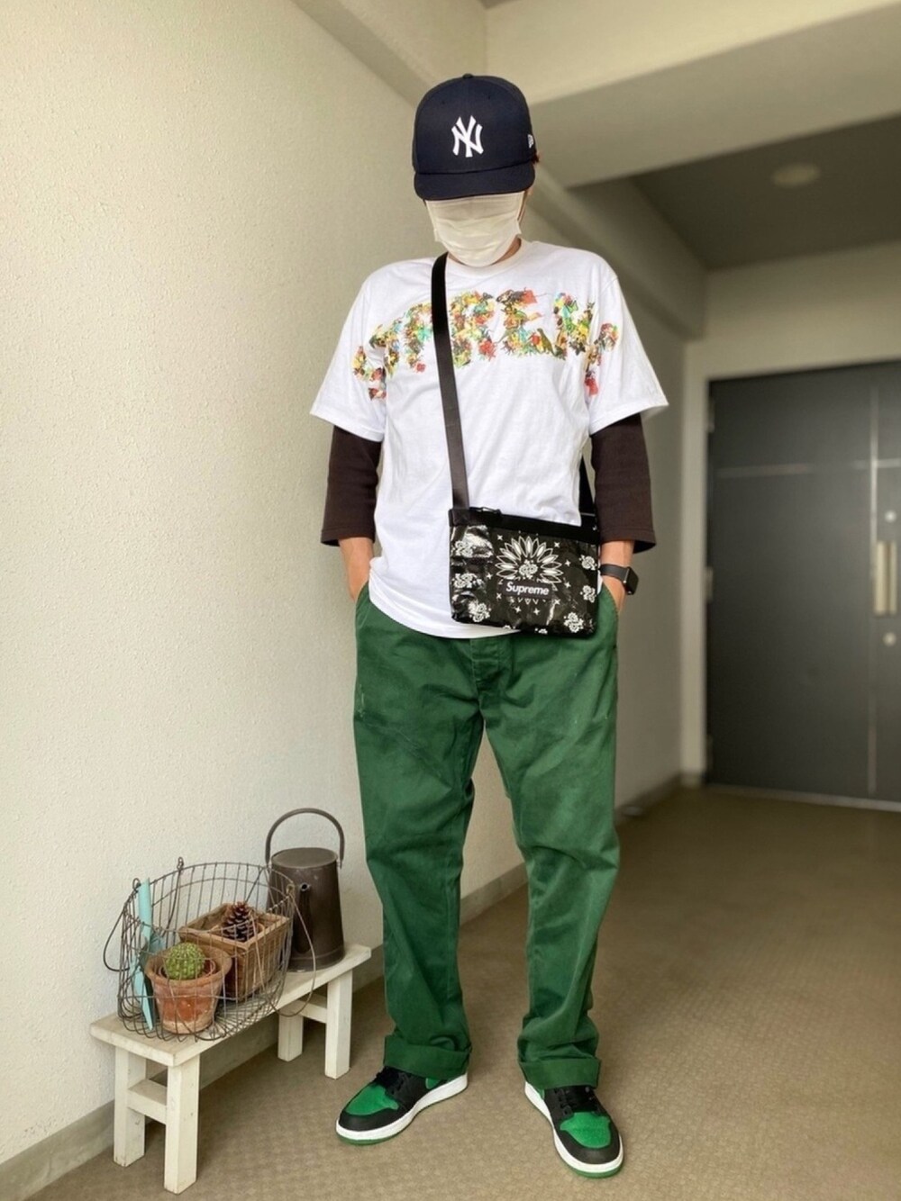 「supreme、シュプリーム、NIKE、AIR JORDAN、NEW ERA、スニーカー、ストリート、休日スタイル、休日コーデ、おさんぽスタイル」｜「NEW ERAのアイテム（キャップ、ブルー系）」を使った、skbさん（メンズ・175cm）の春コーディネートの1枚目の写真