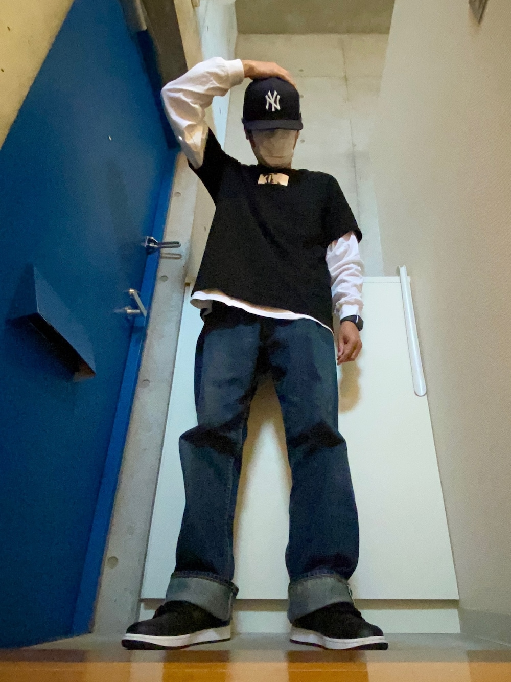 「supreme、シュプリーム、kith、NIKE、AIR JORDAN、キャップ、デニム、スニーカー、Tシャツ、ストリート」｜「NEW ERAのアイテム（キャップ、ブルー系）」を使った、skbさん（メンズ・175cm）の春コーディネートの1枚目の写真