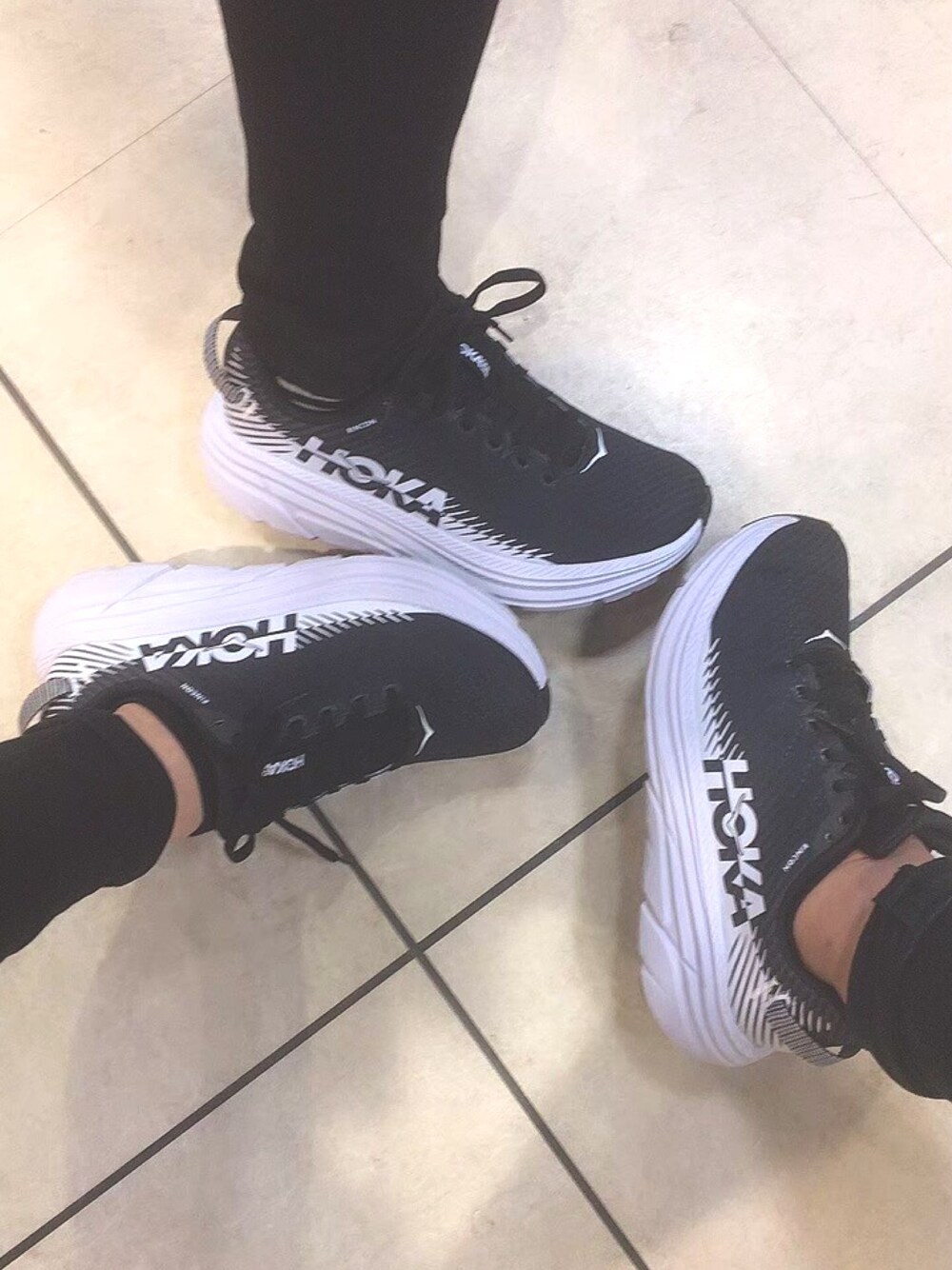 「HOKAの【HOKA ONEONE/ホカオネオネ】 Rincon：スニーカー（スニーカー、ブラック系）」を使った、Cさん（レディース・154cm）の冬コーディネートの1枚目の写真