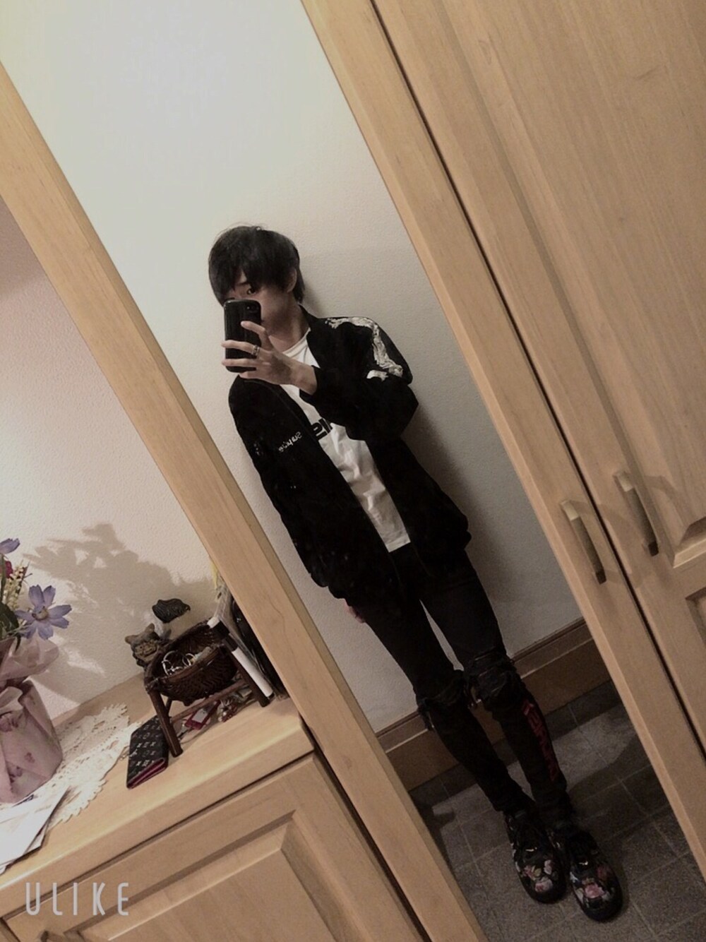 「休日スタイル、おしゃれさんと繋がりたい、スニーカーコーデ、トラックジャケット、いいね、save、フォローお願いします🤑、ブラック、スキニーデニム、刺繍、スポーツミックス、エアフォースワン」｜「CHRISTIAN DADAのDADAISM Graphic T-shirt（Tシャツ/カットソー、ホワイト系）」を使った、ひろさん（メンズ・177cm）の秋コーディネートの1枚目の写真