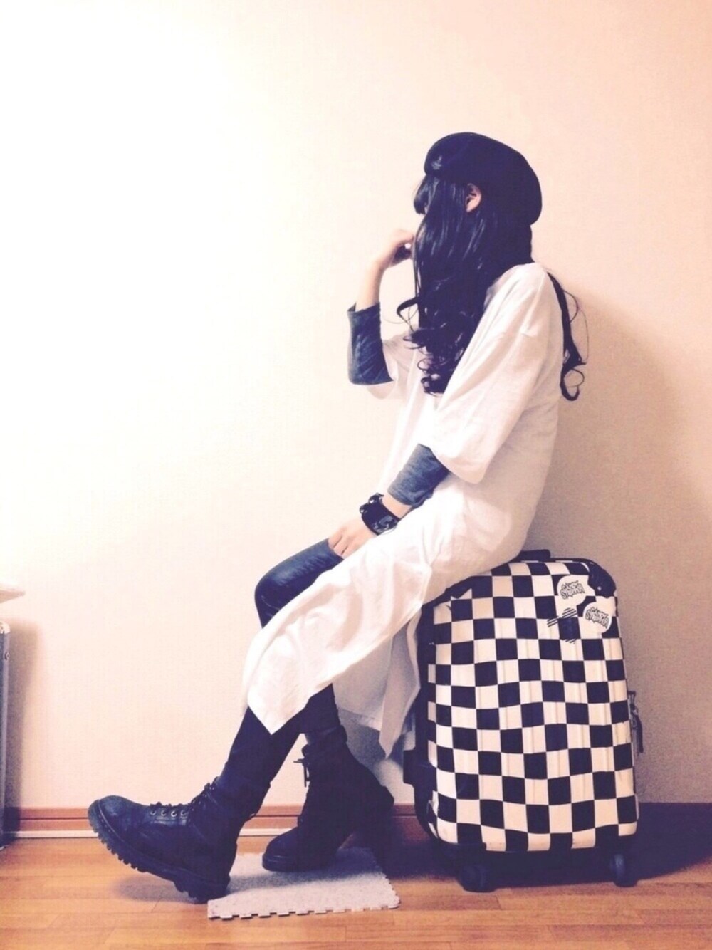 ホワイト系のTシャツ/カットソー、ブラック系のその他パンツ、ブラック系のブーツを着用したレディースの春コーディネートの1枚目の写真