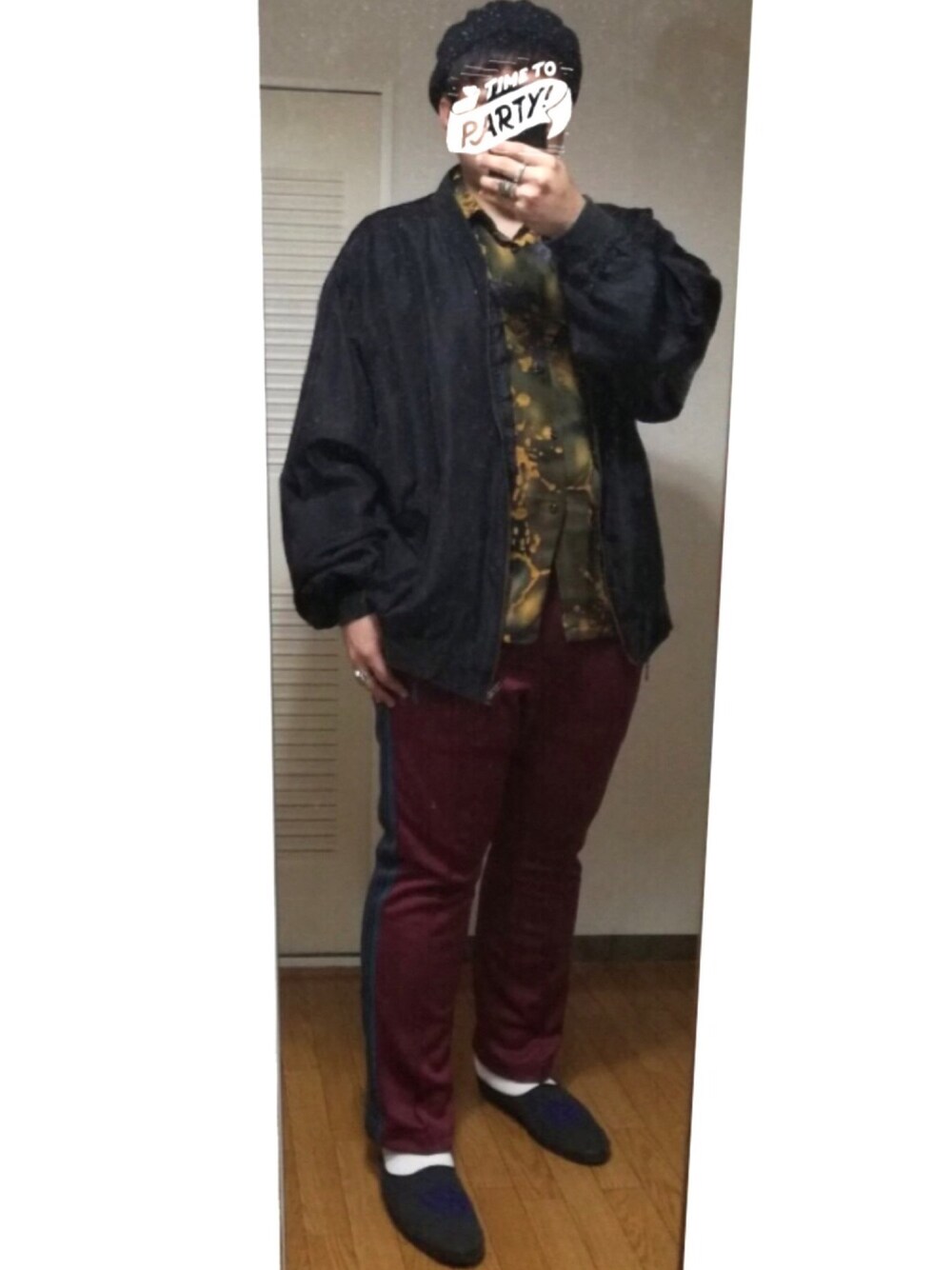 グリーン系のシャツ/ブラウス、ブラック系のブルゾン、レッド系のスラックスを着用したメンズの秋コーディネートの1枚目の写真