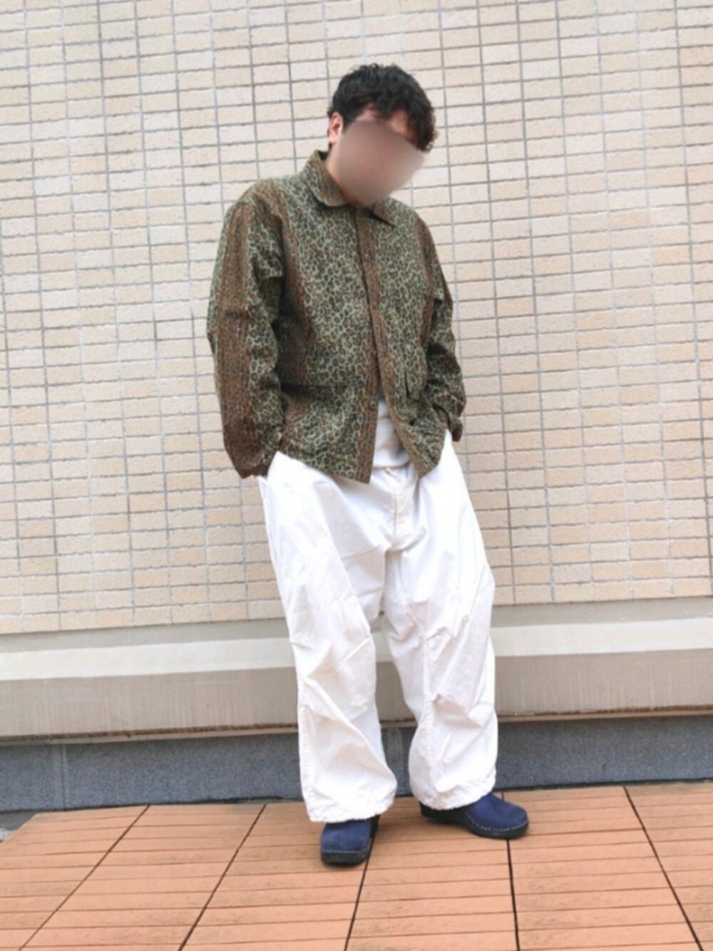 「秋のマイ旬スタイル、ビッグシルエット、白パンツ、柄シャツ、サボ、ゆるコーデ、ユニクロ、秋のコーデ、メガネ男子、古着MIX」｜「South2 West8のアイテム（シャツ/ブラウス、グリーン系）」を使った、you_woodsさん（メンズ・170cm）の秋コーディネートの1枚目の写真