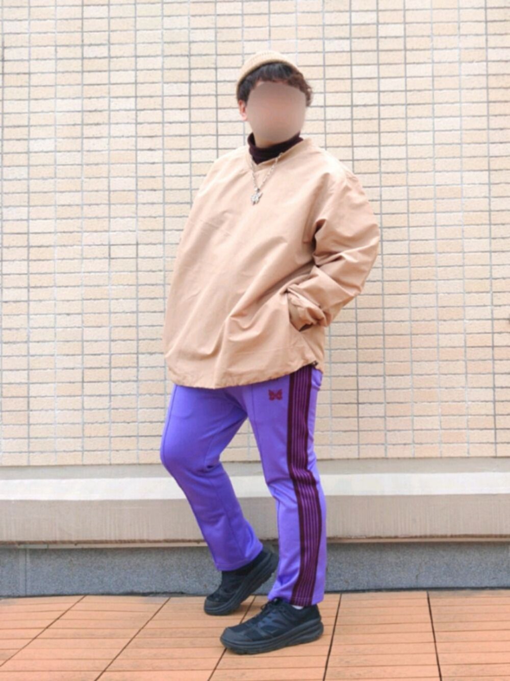 「カラーパンツ、ニット帽、黒スニーカー、スニーカーコーデ、タートルネック、古着MIX、モード、プルオーバー、LANTIKI、インディアンジュエリー」｜「LEUCHTFEUERのLEUCHTFEUER: WALFANGER（ニットキャップ/ビーニー、ベージュ系）」を使った、you_woodsさん（メンズ・170cm）の秋コーディネートの1枚目の写真