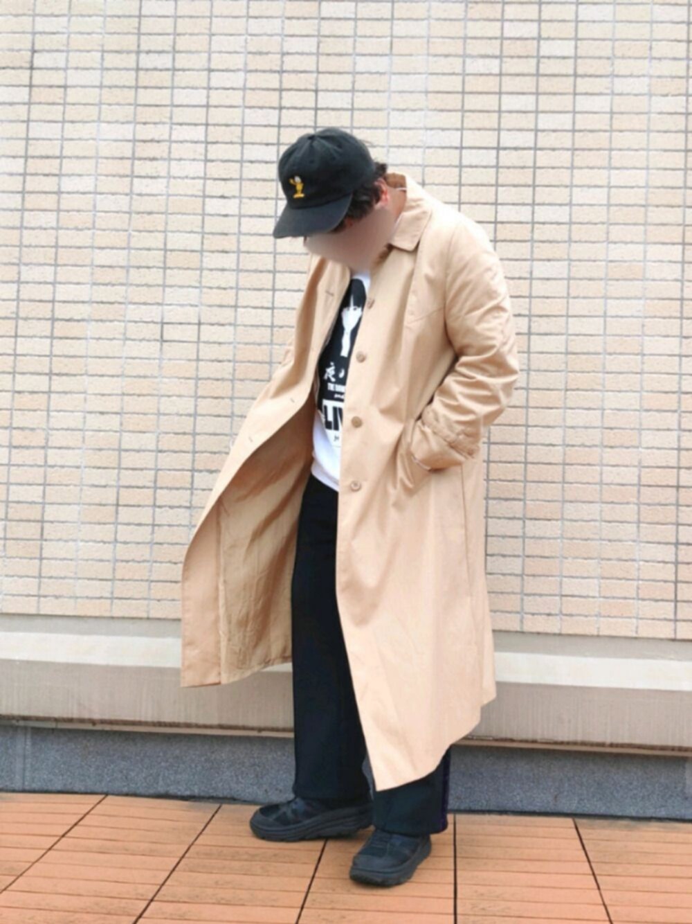 「キャップ、スウェット、白スウェット、スニーカー、スニーカーコーデ、ロングコート、コート、古着MIX、トレンチコート、プチプラコーデ」｜「KYNE/YOAKE

のアイテム（スウェット、ホワイト系）」を使った、you_woodsさん（メンズ・170cm）の秋コーディネートの1枚目の写真