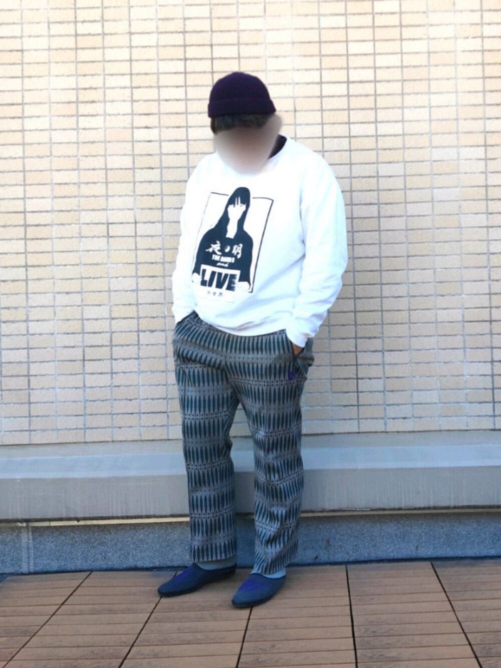 「スウェット、白スウェット、柄パンツ、カラーパンツ、ミュール、ニット帽、タートルネック、休日スタイル、きれいめカジュアル、ゆるコーデ」｜「LEUCHTFEUERのLEUCHTFEUER: WALFANGER（ニットキャップ/ビーニー、ベージュ系）」を使った、you_woodsさん（メンズ・170cm）の秋コーディネートの1枚目の写真