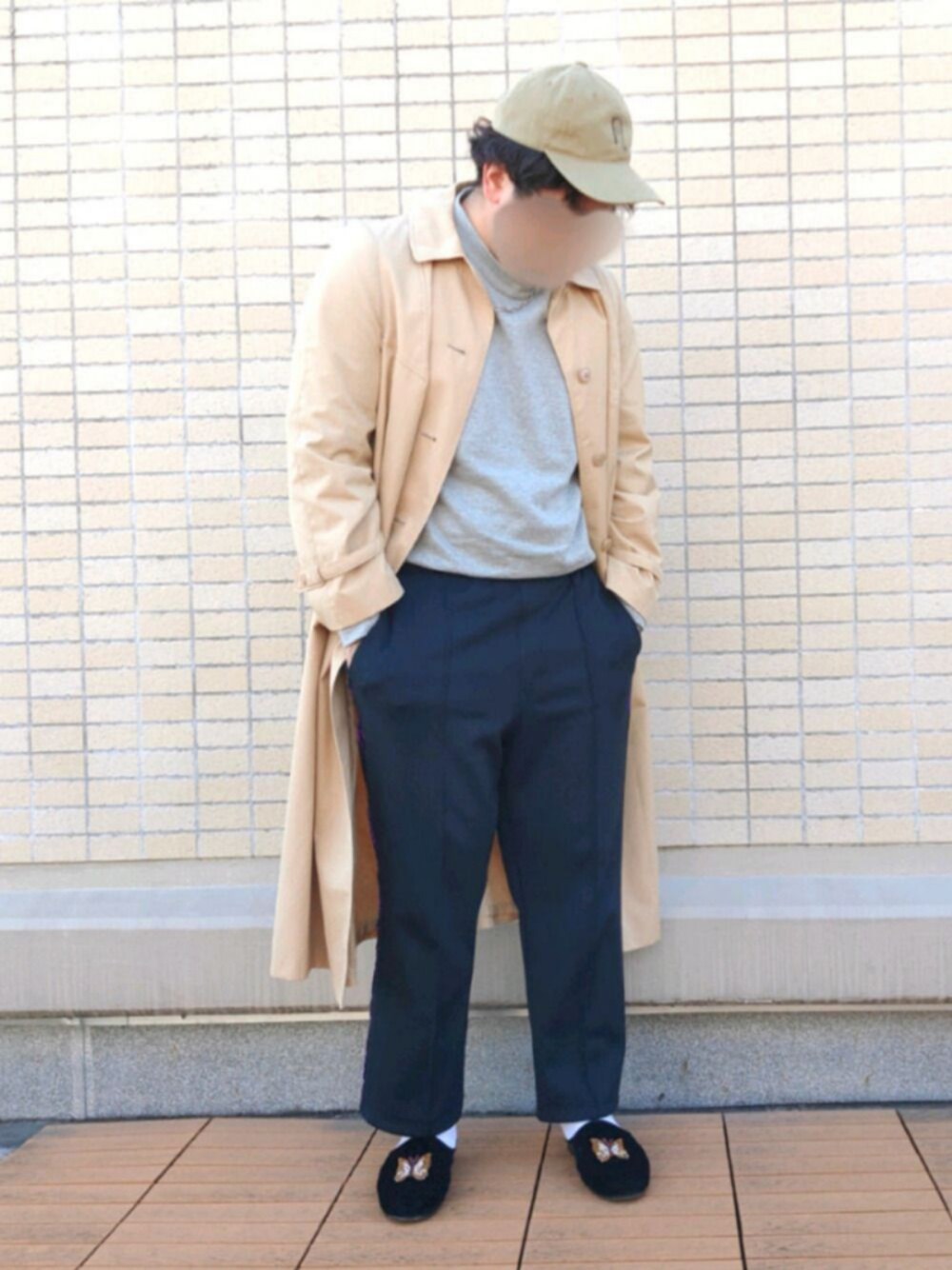 「ロングコート、トレンチコート、コート、モックネック、タートルネック、キャップ、ミュール、トラックパンツ、淡色コーデ、オトナカジュアル」｜「NEPENTHESのアイテム（キャップ、ベージュ系）」を使った、you_woodsさん（メンズ・170cm）の秋コーディネートの1枚目の写真