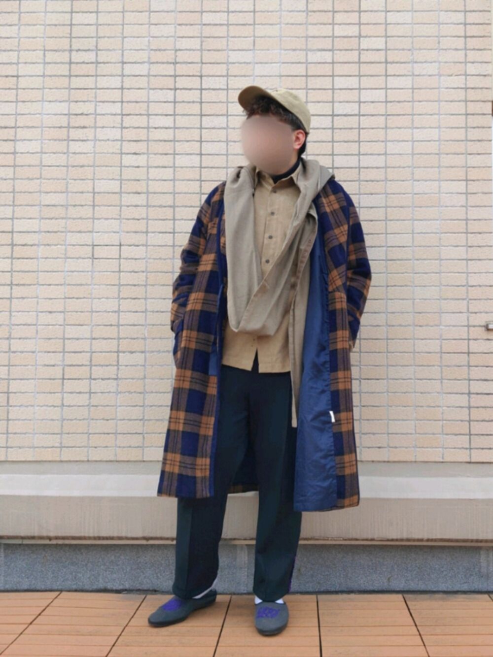 「ガウンコート、レイヤードスタイル、キャップ、冬コーデ、ミュール、カジュアルコーデ、年末WEAR感謝祭、クリスマス、マフラーぐるぐる、プチプラ」｜「NEPENTHESのアイテム（キャップ、ベージュ系）」を使った、you_woodsさん（メンズ・170cm）の冬コーディネートの1枚目の写真