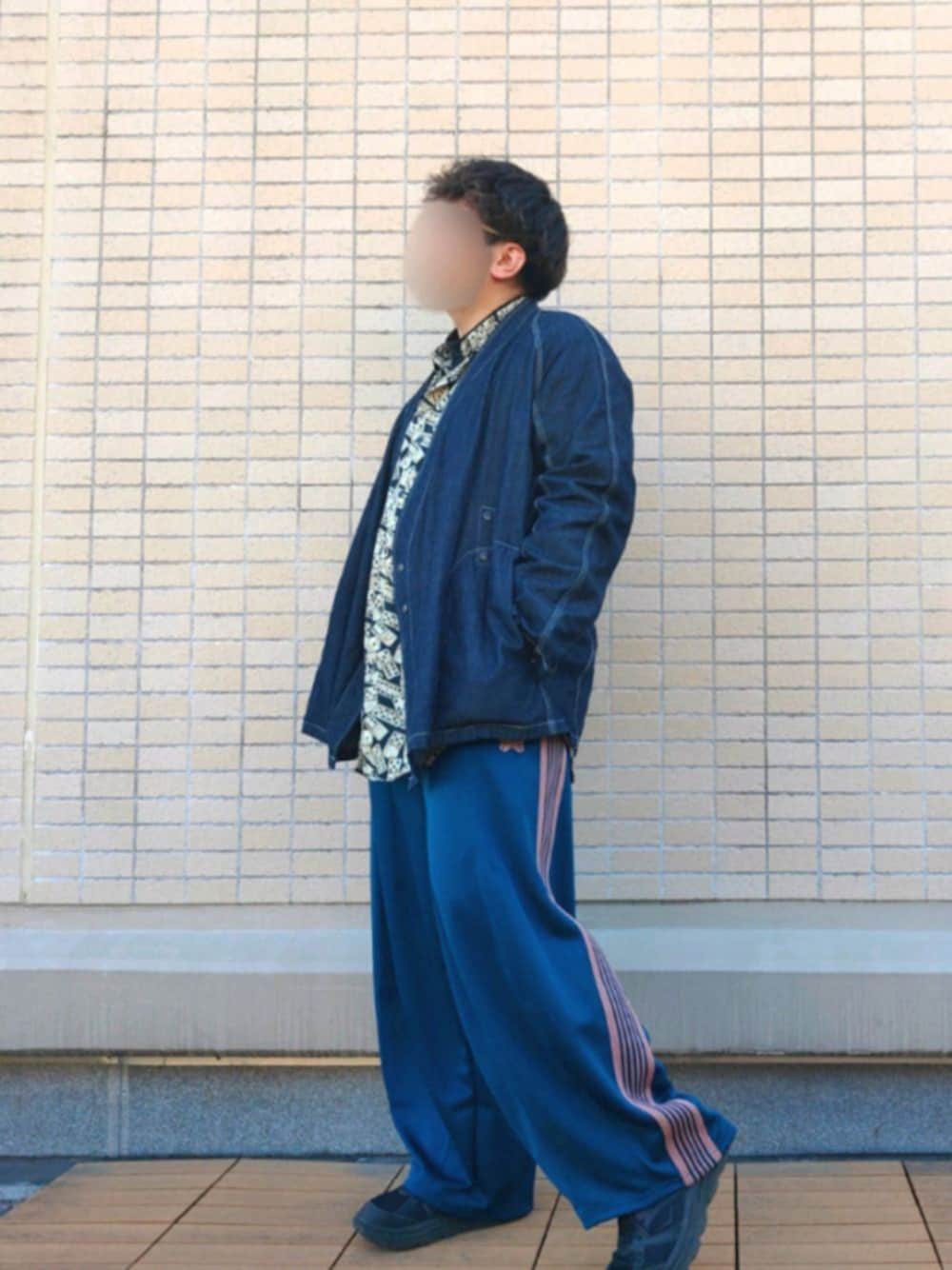 「ヒザデルパンツ、柄シャツ、作務衣、スニーカー、HOKAONEONE、トラックパンツ、モード、カラーパンツ、休日スタイル、冬コーデ」｜「UNIQLOのソフトタッチハイネックT（長袖）（Tシャツ/カットソー、ホワイト系）」を使った、you_woodsさん（メンズ・170cm）の冬コーディネートの1枚目の写真