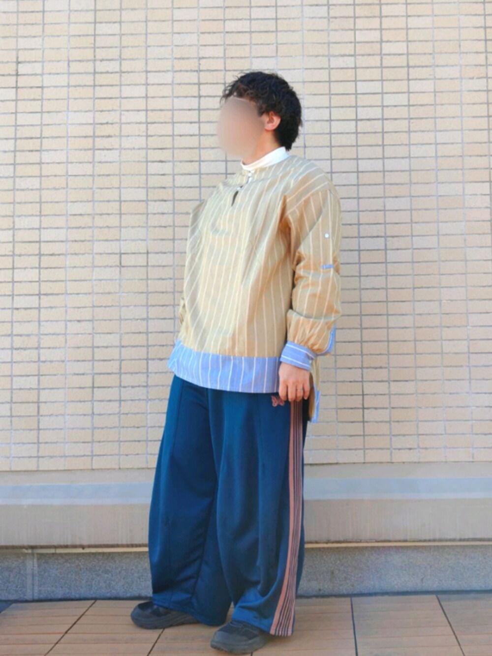 「ヒザデルパンツ、トラックパンツ、スニーカー、黒スニーカー、柄シャツ、ストライプシャツ、モックネック、春コーデ、オーバーサイズ、ビックシルエット」｜「AiEの【AiE/エーアイイー】 Long Tunic - Wide Regent St.＃（シャツ/ブラウス、ベージュ系）」を使った、you_woodsさん（メンズ・170cm）の冬コーディネートの1枚目の写真