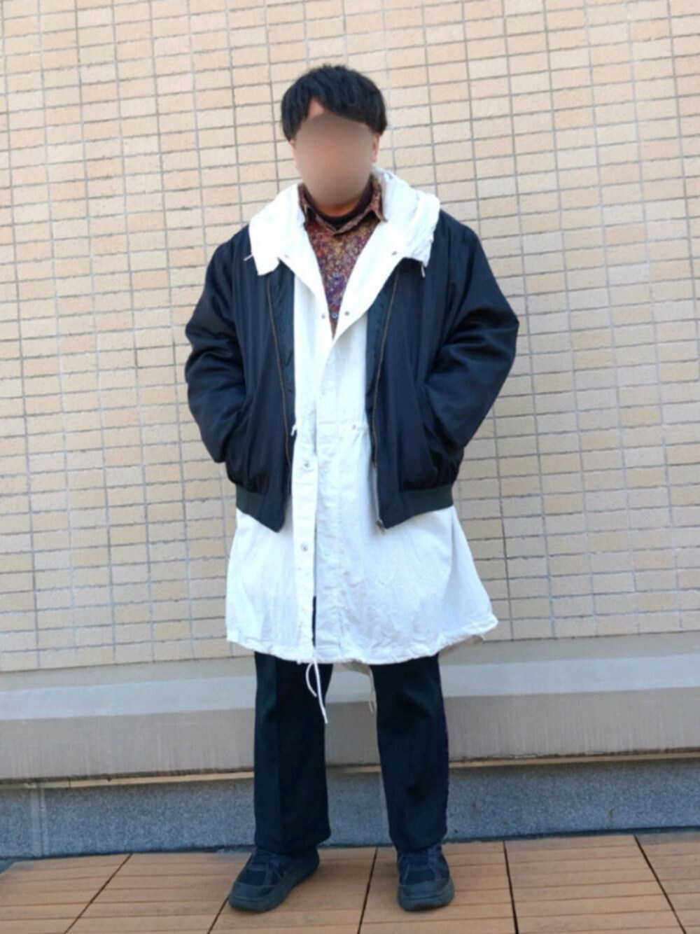 「柄シャツ、レイヤードスタイル、スノーパーカー、HOKAONEONE、黒スニーカー、モード、春コーデ、春アウター、プチプラ、モノトーン」｜「VINTAGEのアイテム（ブルゾン、ブラック系）」を使った、you_woodsさん（メンズ・170cm）の冬コーディネートの1枚目の写真