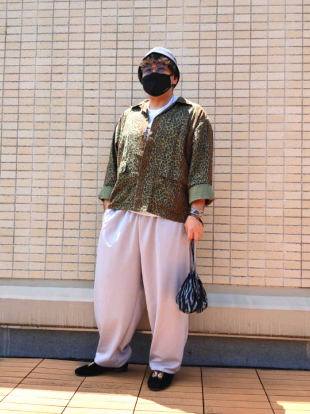 「これが私をアゲる服、バケットハット、トラックパンツ、ミュール、柄シャツ、ビッグシルエット、サングラス、モード、巾着バッグ、ストリート」｜「Engineered Garmentsのアイテム（スニーカー、ブラック系）」を使った、you_woodsさん（メンズ・170cm）の春コーディネートの1枚目の写真